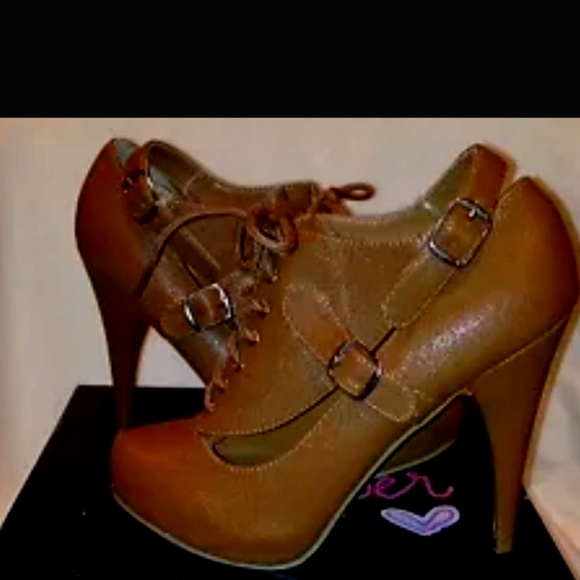 Bumper lace up booties in the color Camel (Size 7) - Picture 6 of 6